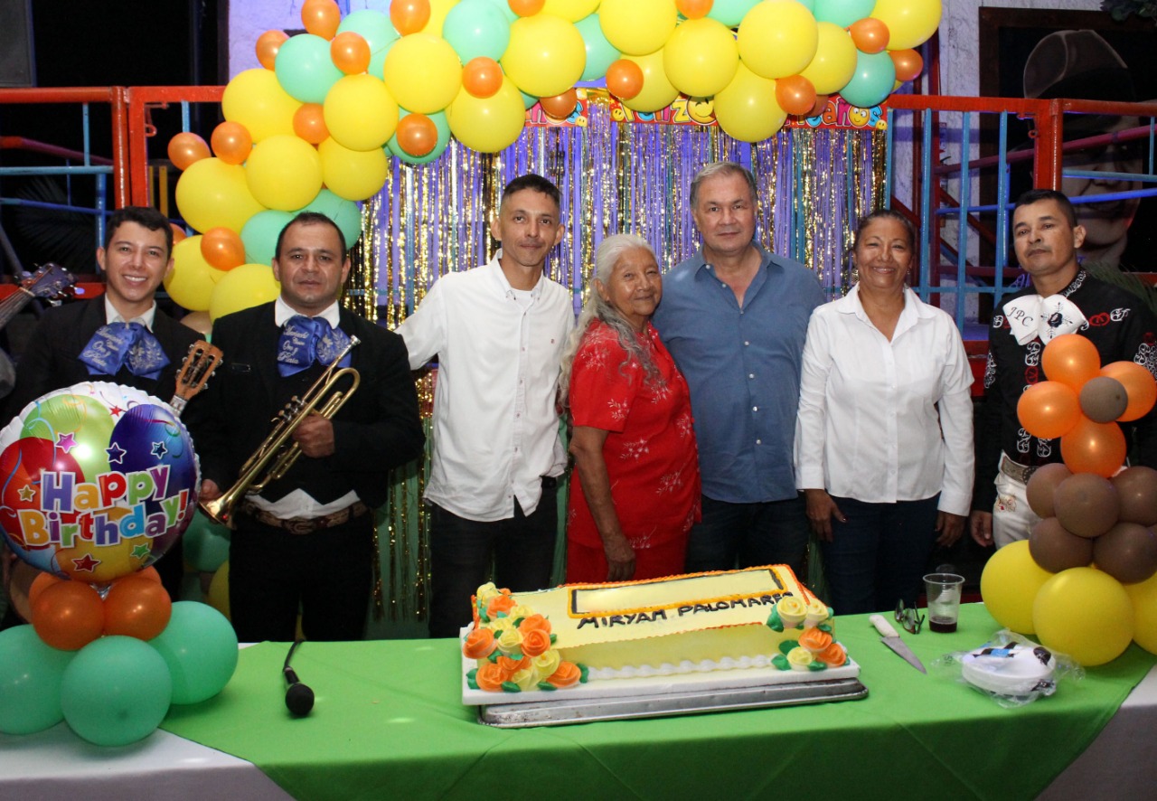 Jhonatan Palomares, Sofía García, Mario Villalba, Miryam Palomares y mariachis.
